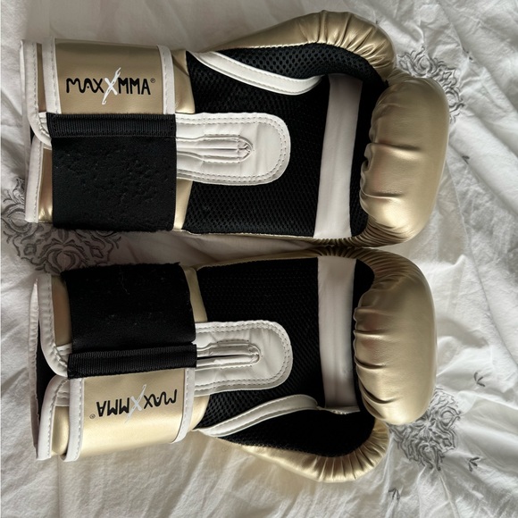 Gold boxing gloves, 12 OZ, like new. $25 - Picture 2 of 2